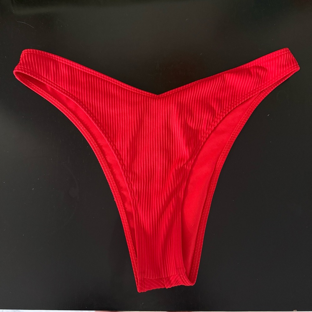 HOLLISTER - Red Ribbed Bikini Set - Picture 7 of 10